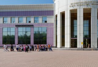 Фотопрогулка по улицам города. Часть 3. Здание, площадь и парк у музыкально-драматического театра им. Ш. Кусаинова. Самая большая "Домбра", сквер у краеведческого музея, областной акимат и, редкий кадр - Ермек Боранбаевич Маржикпаев в городе ). Много ракурсов в коллекцию. 14 июня 2023.