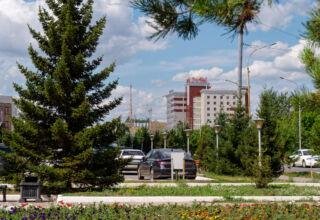 Не очень привычные ракурсы из центра города. Парк, площадь Независимости, ЦУМ, гостиница Достык, памятники Габдуддину, Елемесову, Бегельдинову, Валиханову, сквер у прокуратуры и гостиницы Кокшетау, фонтаны, участники и гости выставки "Лучший товар Казахстана". 21 июля 2023.
