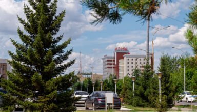 Не очень привычные ракурсы из центра города. Парк, площадь Независимости, ЦУМ, гостиница Достык, памятники Габдуддину, Елемесову, Бегельдинову, Валиханову, сквер у прокуратуры и гостиницы Кокшетау, фонтаны, участники и гости выставки "Лучший товар Казахстана". 21 июля 2023.