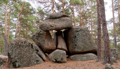 Природное образование в виде мегалитов, сложенных в причудливую хижину. 15 августа 2023.