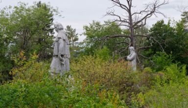 Боровое. Остатки скульптур Гоголя и Достоевского. 15 августа 2023.