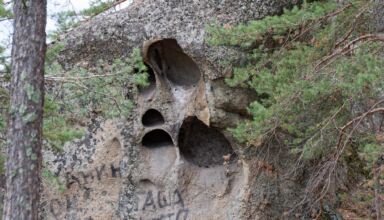 Небольшая часть чудес по пути на высоту 444 из Борового. Камни и скалы, фантазии не хватит придумывать им названия в разных ракурсах. Мечта для альтернативщиков ) 15 августа 2023.