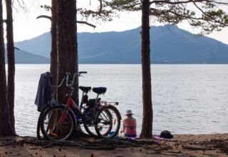 Заканчивается лето, через пару дней уже не захочется лезть в воду, она уже и сегодня очень даже свежая, туда и обратно. Хотя относительно тепло на солнце, а в тени прохладный ветерок. Ещё дней 20 и настоящая осень к нам придёт. 17 августа 2023.
