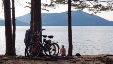 Заканчивается лето, через пару дней уже не захочется лезть в воду, она уже и сегодня очень даже свежая, туда и обратно. Хотя относительно тепло на солнце, а в тени прохладный ветерок. Ещё дней 20 и настоящая осень к нам придёт. 17 августа 2023.