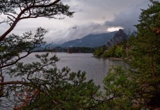 Открытки из пасмурного Борового. Дорога через поляну Абылай хана, озеро, горы и скалы. Окжетпес, Кокшетау (Синюха), озеро, поляна, горы и лес возле прудика.