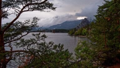 Открытки из пасмурного Борового. Дорога через поляну Абылай хана, озеро, горы и скалы. Окжетпес, Кокшетау (Синюха), озеро, поляна, горы и лес возле прудика.