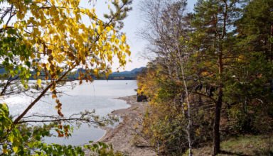 Фотоэтюды и открытки с берега Боровского озера. Велодорожки, озеро, рыбаки, разноцветье леса, белка, утки и другие птицы. Скалы Окжетпес, Жумбактас (Сфинкс), Болектау, гора Кокшетау (Синюха). Очень много ракурсов в коллекцию. 3 октября 2023.