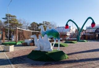 В посёлке никого, тишина. Всё отдыхает. Небольшая прогулка по главной улице и площади. Обелиск героям войны, дома, отели, нагромождения на главной площади, пустынные улицы. 7 ноября 2023.