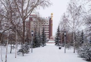 Городской парк ("Горсад"), площадь Независимости, площадь Абылайхана, снежный городок, гостиницы Достык и Кокшетау. 26 января 2024.