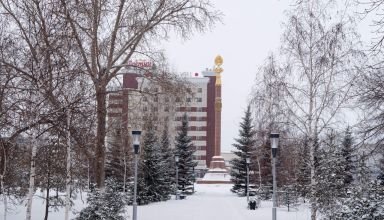 Городской парк ("Горсад"), площадь Независимости, площадь Абылайхана, снежный городок, гостиницы Достык и Кокшетау. 26 января 2024.
