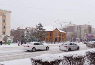 Перекрёсток, новые и старые дома, бюст Малика Габдуллина. 26 января 2024.