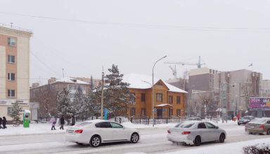 Перекрёсток, новые и старые дома, бюст Малика Габдуллина. 26 января 2024.