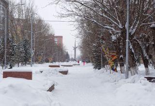 Улица им.Б.Момышулы от ул.Акана серэ до ул.Абая. Вечный огонь, обелиск Героям Великой Отечественной войны, старая и новая мечеть Жакия Қажы, занесённые снегом плиты городов-героев. Много ракурсов в коллекцию. 3 февраля 2024.