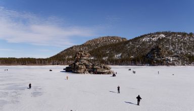 Открытки с Голубого залива. Окжетпес, Жумбактас (Сфинкс), немного людей на озере. Тихо, тепло, солнечно. Много ракурсов в коллекцию. 28 февраля 2024.
