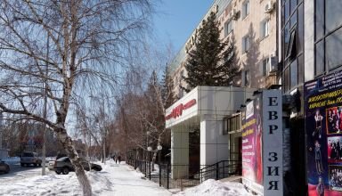 Погода отличная, солнечно, лёгкий морозец, тихо, вышел на прогулку. В этой серии картинки с улицы Ауельбекова (Урицкого) от Садвакасова (Крупской) до Сагдиева (Куйбышева). Новые дома, перекрёсток с Назарбаева (Горького), Сатпаева (Ленина), аллея Героев по Момышулы (Интернациональная), перекрёсток с Сагдиева (Куйбышева). 10 марта 2024.
