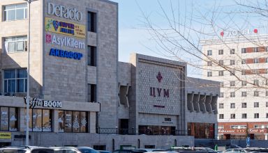 Ул.Сагдиева (Куйбышева), ЦУМ, гостиница Достык, кинотеатр Cinema Алем, площадь Независимости, новостройки. Много ракурсов в коллекцию. 10 марта 2024.