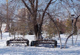Городской парк. Всё ещё спит после зимы. Памятник Ленину, Героям гражданской войны, пустые, заснеженные лавочки. Много ракурсов в коллекцию. 10 марта 2024.