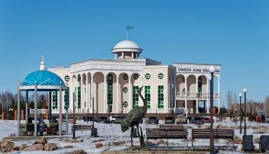 Фотозарисовки с проспекта Назарбаева (б. ул. Горького) у Дома Дружбы. 17 марта 2024.