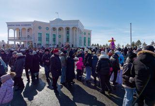 Небольшой фоторепортаж с празднования масленицы у Дома Дружбы. Концерт, зрители, ярмарка, город вокруг. 17 марта 2024.