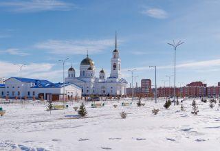 Новый собор Воскресения Христова у озера, набережная у собора, мост со львами, замёрзшее, занесённое снегом озеро, рыбаки. Много ракурсов в коллекцию. 17 марта 2024.