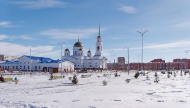 Новый собор Воскресения Христова у озера, набережная у собора, мост со львами, замёрзшее, занесённое снегом озеро, рыбаки. Много ракурсов в коллекцию. 17 марта 2024.