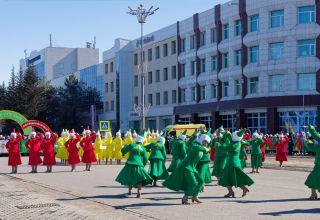 Первая часть подробного фоторепортажа с празднования Наурыза. Официальная часть, концерт, много участников, тысячи зрителей. Много ракурсов в коллекцию. Ищите себя ) 22 марта 2024.