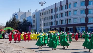 Первая часть подробного фоторепортажа с празднования Наурыза. Официальная часть, концерт, много участников, тысячи зрителей. Много ракурсов в коллекцию. Ищите себя ) 22 марта 2024.