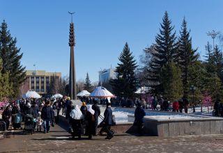Вторая часть подробного фоторепортажа с празднования Наурыза. Прогулка по городскому парку, площадь Независимости, ярмарка у ЦУМа. Много людей и ракурсов в коллекцию. Ищите себя ) 22 марта 2024.