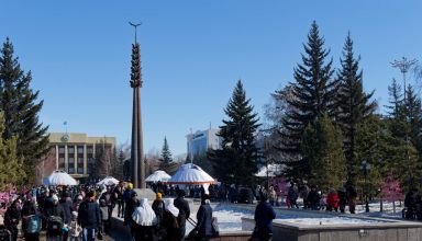 Вторая часть подробного фоторепортажа с празднования Наурыза. Прогулка по городскому парку, площадь Независимости, ярмарка у ЦУМа. Много людей и ракурсов в коллекцию. Ищите себя ) 22 марта 2024.