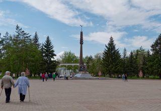 Немного картинок послепраздничного города. Улица Абая, проспект Назарбаева (Горького), площадь Абылай хана, городской парк, площадь независимости. 9 мая 2024.