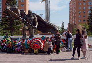 Немного картинок послепраздничного города. Памятник Б.Момышулы, Т.Бигельдинову, Аллея городов-героев, Вечный огонь. 9 мая 2024.