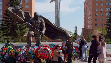 Немного картинок послепраздничного города. Памятник Б.Момышулы, Т.Бигельдинову, Аллея городов-героев, Вечный огонь. 9 мая 2024.