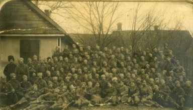 4-я сотня 4-го Сибирского казачьего полка СКВ. г. Августов, Польша, 12 февраля или 26 марта 1915 г. Офицер Виктор Петрович Копейкин (10.11.1893 г., Кокчетав - ноябрь 1919 г.) в первом нижнем ряду в центре (правая рука за бортом шинели), рядом справа – командир сотни. Казаки станицы Лобановской: Федор Никитич Щербинин в верхнем ряду пятый справа (убит в канцелярии станицы Лобановской во время мятежа в марте 1921 г.) и Василий Митрофанов в первом ряду второй справа. Архив Щербинина А.И.