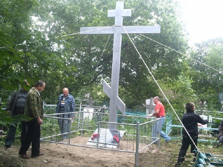 Установка Поклонного креста на месте захоронения казаков, павших во время восстания 1921 года, в селе Лобаново в 2011 году.