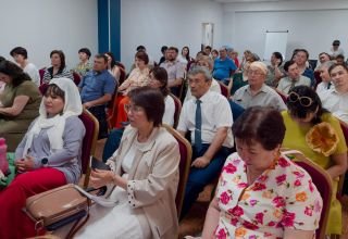 Большой фоторепортаж (111) с организации в Кокшетау хаба креативных индустрий. Первая часть встречи: ожидание, представления, планы. Внезапные портреты ) 21 июня 2024.