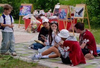Первая часть фестиваля «ӘНШІ АУЫЛ». Аллея "Променад", участники и зрители в ожидании начала фестиваля. Как всегда очень подробный фоторепортаж. 25 июня 2024.