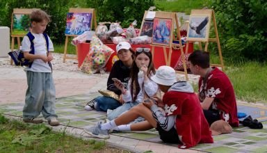 Первая часть фестиваля «ӘНШІ АУЫЛ». Аллея "Променад", участники и зрители в ожидании начала фестиваля. Как всегда очень подробный фоторепортаж. 25 июня 2024.