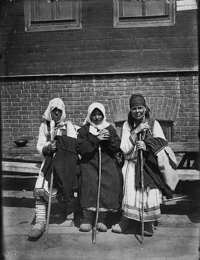 Богомолки. 1904 г. Фотограф Максим Петрович Дмитриев (1858—1948), фотолетописец Нижегородского края; владелец фотоателье.