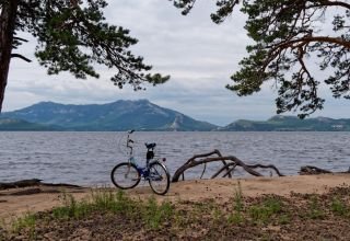 Озеро, немного пляжей. Народу почти нет, ветер, не жарко, иногда солнышко выглядывает. 5 июля 2024.