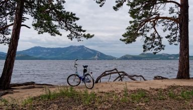 Озеро, немного пляжей. Народу почти нет, ветер, не жарко, иногда солнышко выглядывает. 5 июля 2024.
