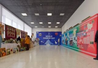 Первая часть подробного фоторепортажа с празднования Международного дня туризма, проходившая в ДК посёлка Зелёный бор. Работы мастеров Акмолинской области и г.Кокшетау. 27 сентября 2024.