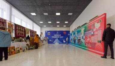 Первая часть подробного фоторепортажа с празднования Международного дня туризма, проходившая в ДК посёлка Зелёный бор. Работы мастеров Акмолинской области и г.Кокшетау. 27 сентября 2024.