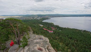 Слоник на скале Окжетпес, панорамные виды с высоты 450м, озеро Боровское и Большое Чебачье, горы, скалы. Тихо, пасмурно, прохладно. Много ракурсов в коллекцию. 11 августа 2024