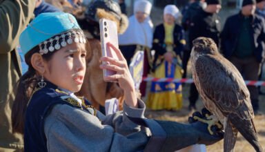 Первая часть подробного фоторепортажа с международных соревнований беркутчи. Ожидание, официальное открытие, концерт, подготовка к соревнованиям с беркутами. Площадка предоставлена глэмпингом "Лес и звёзды". 18 октября 2024.