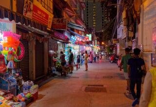 Поздненочные стрит-фото. Центральная площадь, волнистый океан, уже готовые семьи и намечающиеся, уличные торговцы, велорикши, еда, уличные музыканты. Жарко, влажно и тихо. 12 октября 2023.