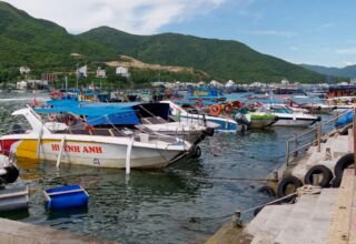 Морской порт, большие и маленькие кораблики, острова, "Fun island" он же "Bounty". 13 октября 2023.