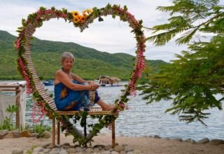 Интуристы из Казахстана, России, Киргизии расслабляются на слегка обитаемом острове. Красиво, как в раю ). Природа острова в другом альбоме. 13 октября 2023.