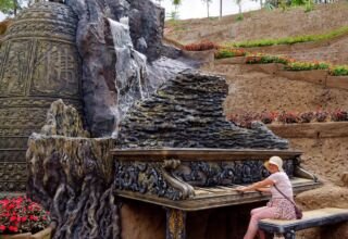 Глиняный тоннель, или Глиняная деревня (Clay tunnel, или Clay Village). Большие и малые архитектурные формы, деревья, очень много цветов, территория. Много ракурсов в коллекцию. 15 октября 2023.