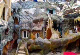 Крейзи Хаус в Далате (Crazy House) – это дом очень необычной архитектуры, входит в десятку самых необычных зданий в мире. Воплощённые страшные сны автора дома ) 15 октября 2023.