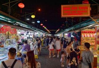 Отоспались в дождь. На улицах относительно спокойно, видимо все ещё спят. Улочки, торговцы всем на свете, ночной базар. 17 октября 2023.